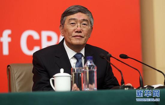 10月23日，十九大新闻中心举办记者招待会，邀请中央财经领导小组办公室副主任杨伟民，环境保护部党组书记、部长李干杰介绍践行绿色发展理念，建设美丽中国有关情况，并回答记者提问。图为中央财经领导小组办公室副主任杨伟民。新华网 郝广鹏摄