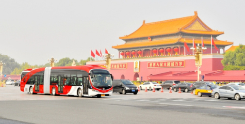 (图:首批新能源电动1路公交车驶过天安门)
