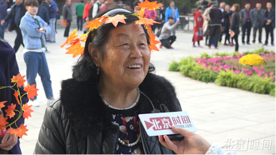 (图:游客送上对祖国的祝福)