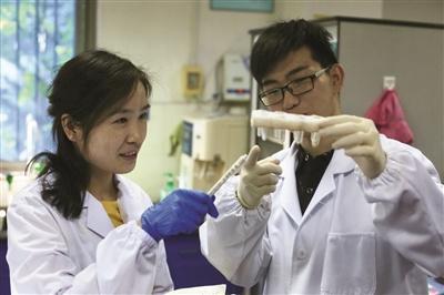 研究人员在进行滴血实验。新华报业视觉中心记者 刘莉 摄