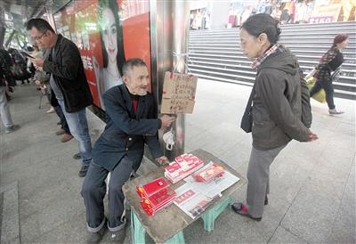 杜大爷给路人指路。 本报记者 雷键 摄