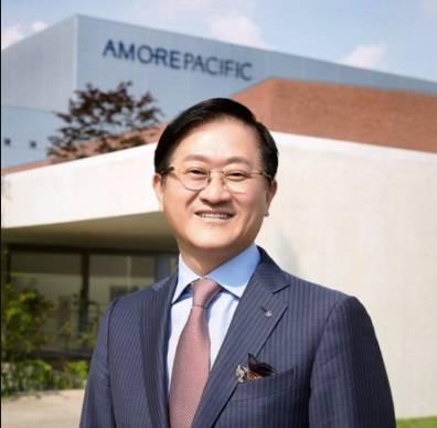 中年大叔开会擦指甲油涂口红 还因此成亿万富翁