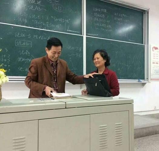 何老师的最后一课下课后，丈夫帮她收拾书本。