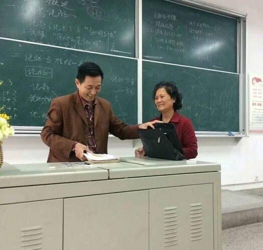 何老师的最后一课下课后,丈夫帮她收拾书本。