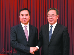 昨日，胡春华同志和李希同志在全省领导干部会议上亲切握手。 南方日报记者王辉 摄