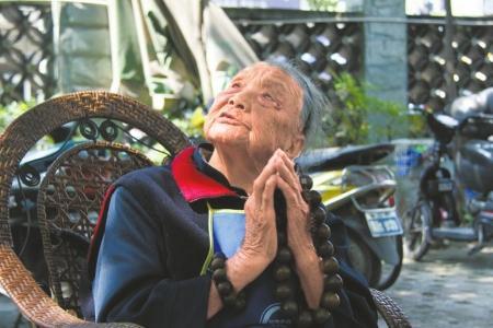 103岁老人的长寿秘诀：爱干净 每天洗两次澡