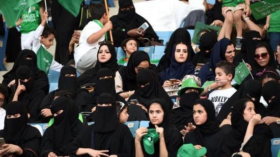 女性被允许进入利雅得体育场参加国庆庆典，引发沙特强烈争议。（图/法新社）