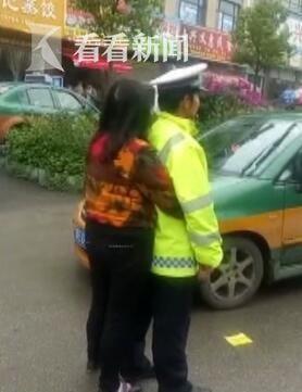 霸道女司机违停被查不服 背后拦腰拥抱交警20分钟（组图） - 3