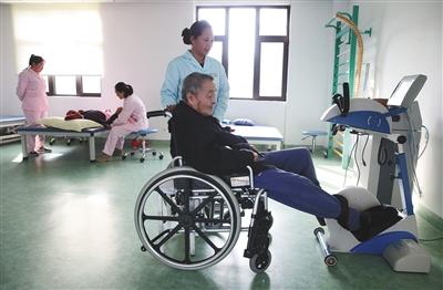 10月28日，北京一福寿山福海养老中心康复训练室，老人们在做康复训练。