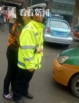 霸道女司机违停被查不服 背后拦腰拥抱交警20分钟（组图） - 2