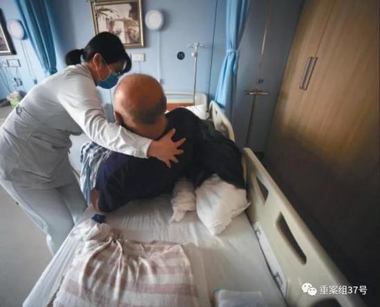 ▲10月23日，北大首钢医院安宁疗护中心，护士正在给一名患者做治疗。    新京报记者 彭子洋 陶冉 摄