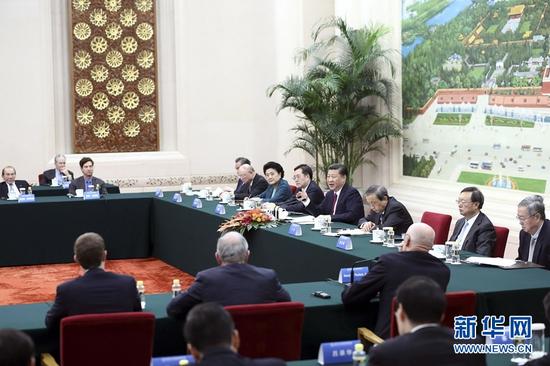 10月30日，国家主席习近平在北京人民大会堂会见清华大学经济管理学院顾问委员会海外委员和中方企业家委员。 新华社记者 鞠鹏 摄