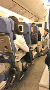 楚天都市报讯 图为：日本空乘在询问机上其他乘客事情起因