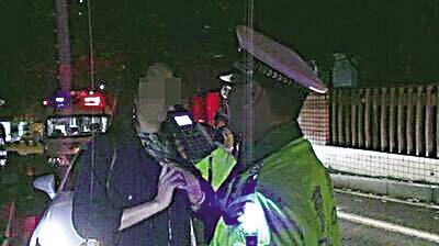 女子酒驾被查卖萌撒娇 还让藿香正气水“背黑锅”