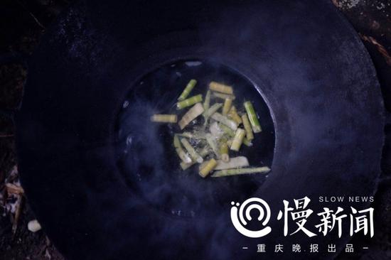 水烧开，新鲜的方竹笋在翻腾