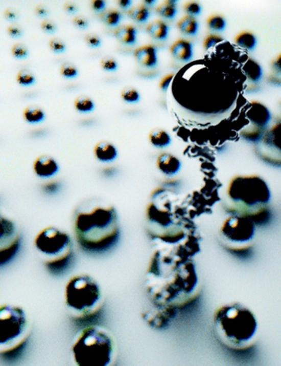 DNA机器人抓取分子小球概念图。加州理工大学 图