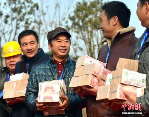 资料图:刚刚领到工资的农民工们。图片来源:视觉中国