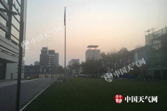 今天清早北京天空灰蒙蒙，能见度不佳。