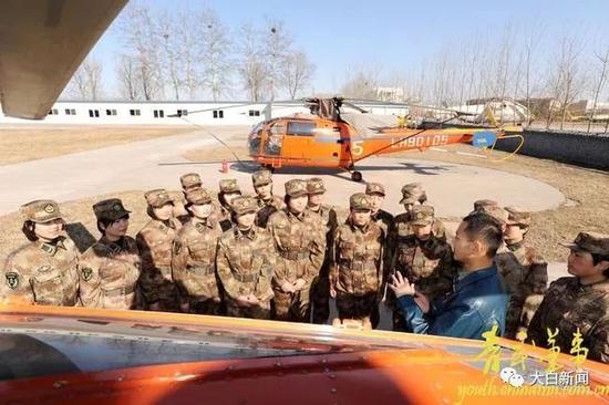 胡登强少将曾任陆军航空兵学院政委。图为首批中国陆航女机务学兵走进陆航学院技术兵训练大队，开始为期半年的陆航机务专业培训