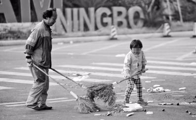 昨天清晨，4岁的小梦真在帮爸爸扫马路。
