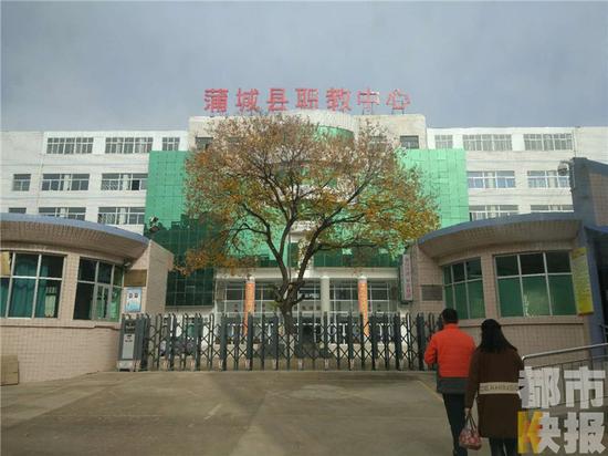 高中女生操场生子！校长老师回应女生身材矮胖没看出来
