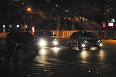 11月2日，三里屯一带，三辆黑车停在路边等活，其中两辆车将车内红灯关闭。