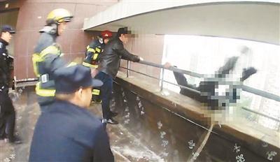 小伙因感情纠纷跳楼 警察21楼纵身一跃惊险救人