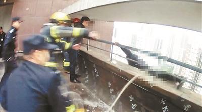 小伙因感情纠纷跳楼 警察21楼纵身一跃惊险救人