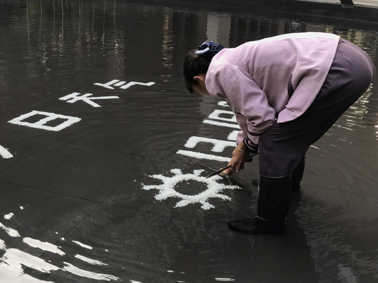 “我每天早上7点过来，第一件事就是看这个天气预报，气温变了，马上就去修改”。高阿姨向记者说到。