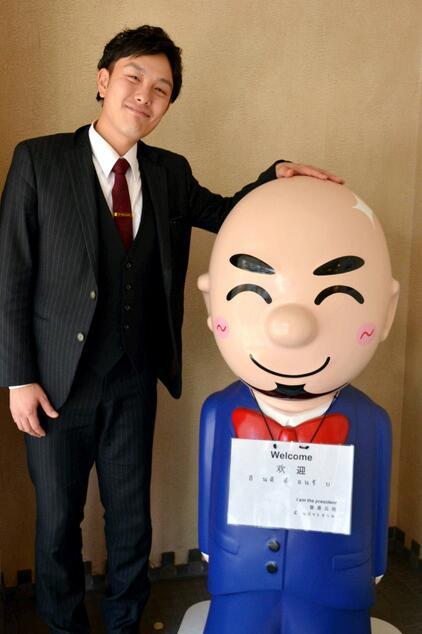酒店为秃顶客人打折 工作人员观察头发的多少来决定是否打折