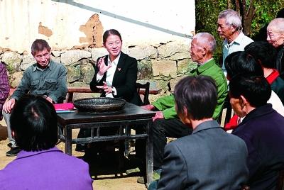 10月27日,余静代表(后左二)在安徽省金寨县大湾村向村民宣讲党的十九