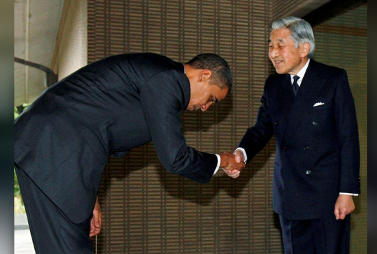  奥巴马会见日本天皇时鞠躬握手