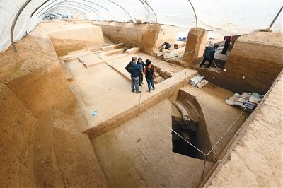 考古队在南侧的浴室旁发现了保存完整的排水管道和污水渗井 记者 张宇明 摄