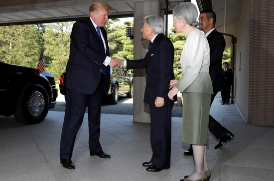  美国总统特朗普同日本天皇夫妇握手