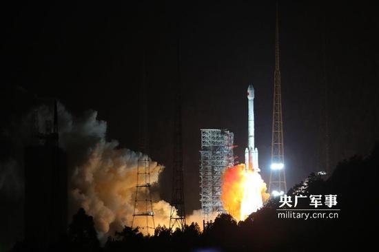2017年11月5日，长征三号乙运载火箭以“一箭双星”方式发射北斗三号第一、第二颗卫星。王玉磊 摄
