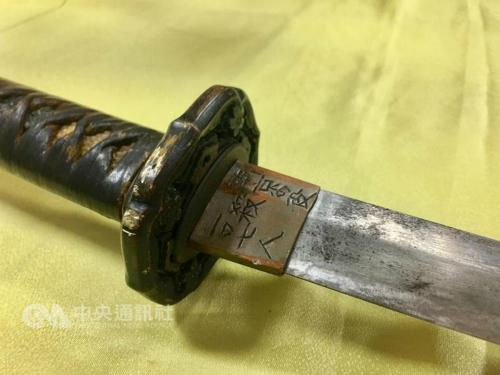 武士刀上刻有“南京之役,杀107人”几个字。(图片来源:台湾“中央社”)