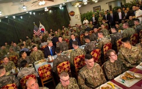 特朗普与韩国总统文在寅一起，在驻韩美军基地汉弗莱营与美韩两国官兵共进午餐。