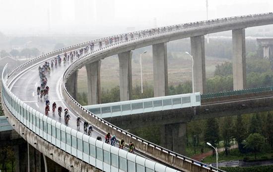 10月15日，第八届环太湖国际公路自行车赛南通-海门赛段开赛。江建华/摄