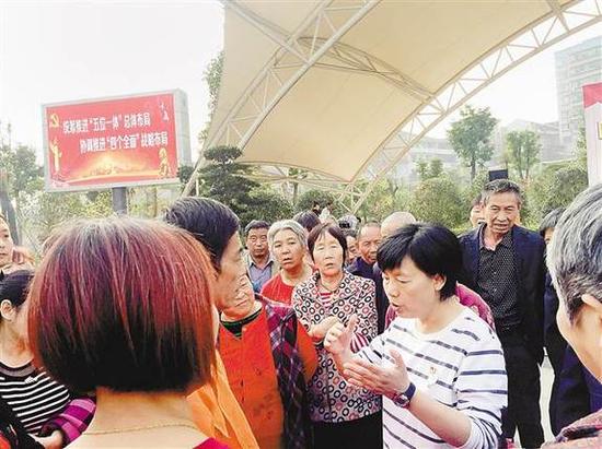 杨春敏代表正在给群众宣讲十九大精神。记者 左黎韵 摄