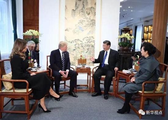  11月8日下午，国家主席习近平和夫人彭丽媛在北京故宫博物院迎接来华进行国事访问的美国总统特朗普和夫人梅拉尼娅。两国元首夫妇在宝蕴楼简短茶叙。  新华社记者 兰红光 摄 