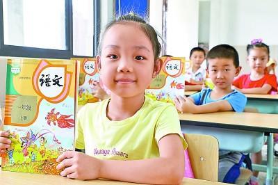 上海市金山区海棠小学一年级新生展示领到的语文部编教材。 新华社发