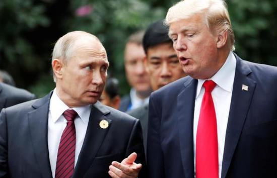 11月11日，普京与特朗普在合影期间再次进行了交流。