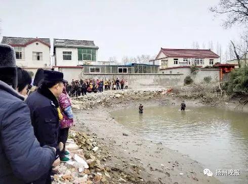 警方一度抽干附近河塘中的水进行寻找。（资料图片）