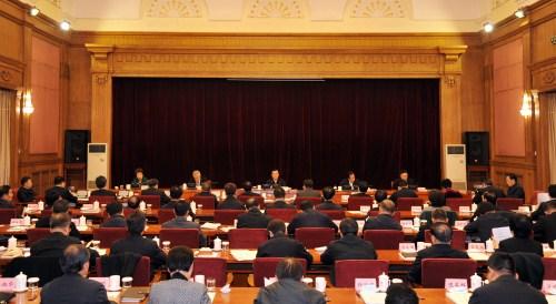 张庆伟带领省委常委重温入党誓词 主持召开省