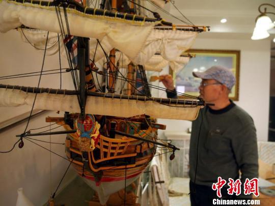 大爷手工自制世界知名古战船 最大长1.5米(图)