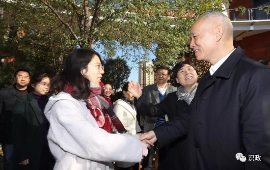与青年教师握手