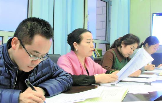 办公室党员干部在党的十九大精神夜校培训班