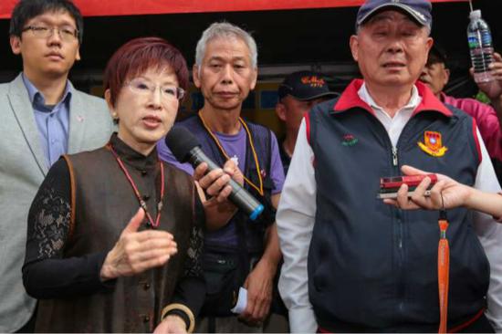 国民党前主席洪秀柱赴台立法机构声援“八百壮士”。（图片来源：台湾《风传媒》）