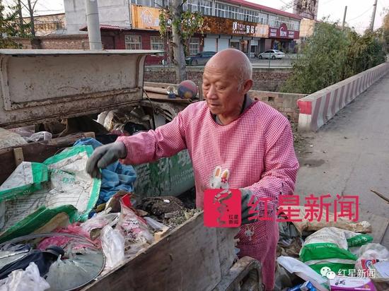 ▲清理垃圾的李遂正 图片来源:红星新闻