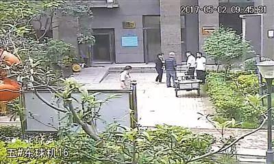 段勇與楊歡發生爭執併到物業理論。圖片來自網絡
